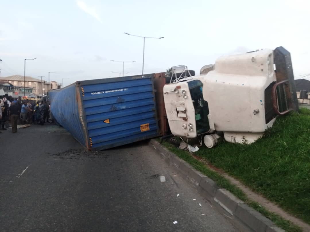 Containerized truck falls on car with 4 occupants in Lagos