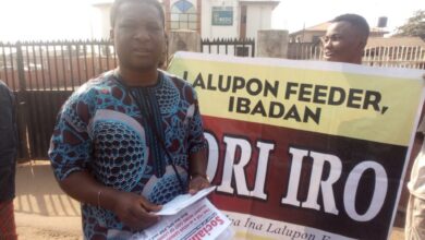 Ibadan residents block IBEDC office, protest erratic supply of electricity, hoarding of meters [PHOTOS]