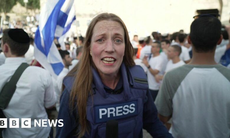 Jerusalem Flag March: Israeli nationalists stream towards Muslim Quarter