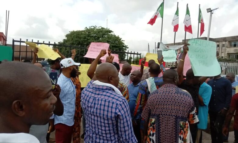 Protest rocks Imo PDP secretariat over three-man delegate election as youths barricade party entrance