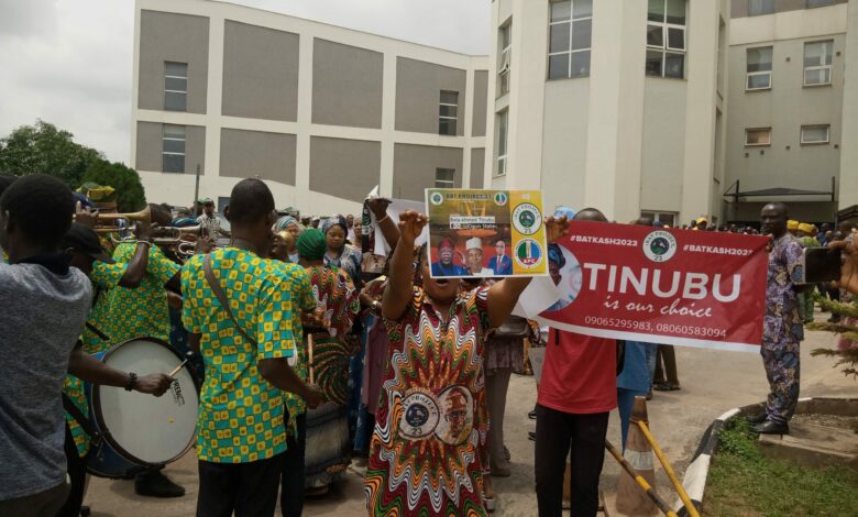APC supporters flood Obasanjo’s residence as Tinubu visits ex-President in Ogun