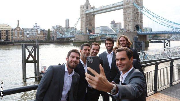 Roger Federer poses for a selfie with his Laver Cup team-mates in London