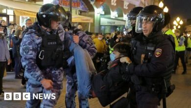 Ukraine war: Russian police carry away anti-war protesters