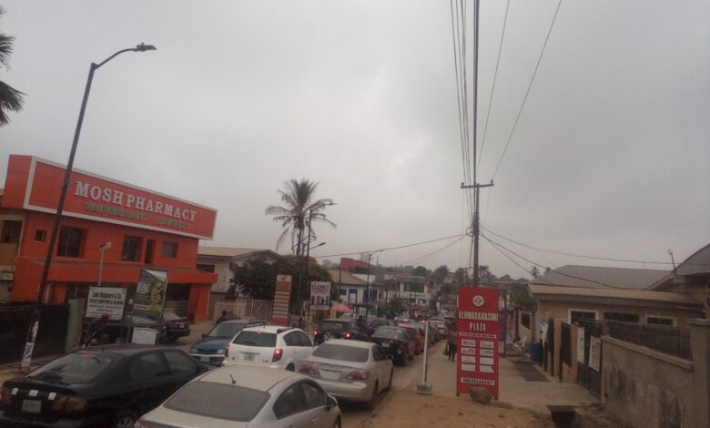 Ibadan residents groan as petrol marketers adjust pump price to N300