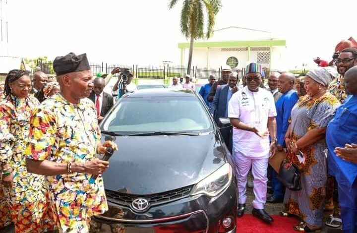 Ortom presents official vehicles to LG deputy chairmen, spends N40. 7m to train youths